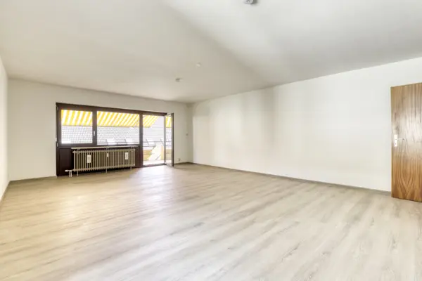 Wohn-Essbereich mit Balkonzugang