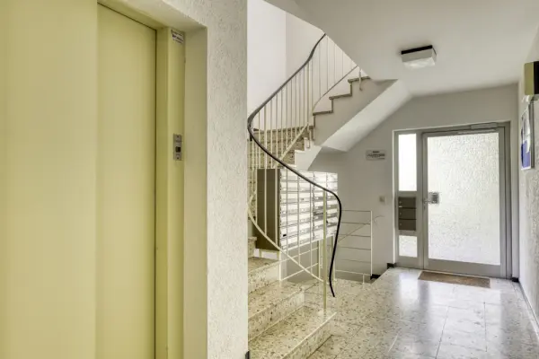 Treppenhaus mit Fahrstuhl