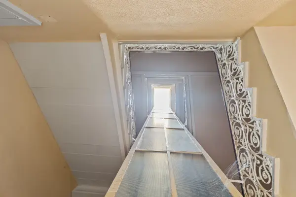 Treppenhaus mit Fahrstuhl