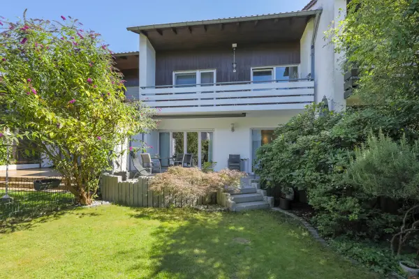 Rückansicht und Garten der Immobilie: Familienfreundliches Reihenmittelhaus mit  Einliegerbereich und Garage (Foto)