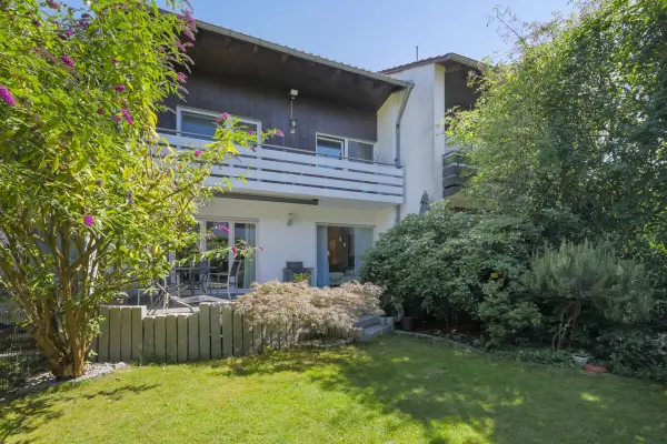 Rückansicht und Garten der Immobilie: Familienfreundliches Reihenmittelhaus mit  Einliegerbereich und Garage (Foto)