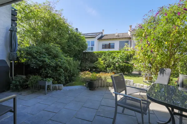 Terrasse der Immobilie: Familienfreundliches Reihenmittelhaus mit  Einliegerbereich und Garage (Foto)