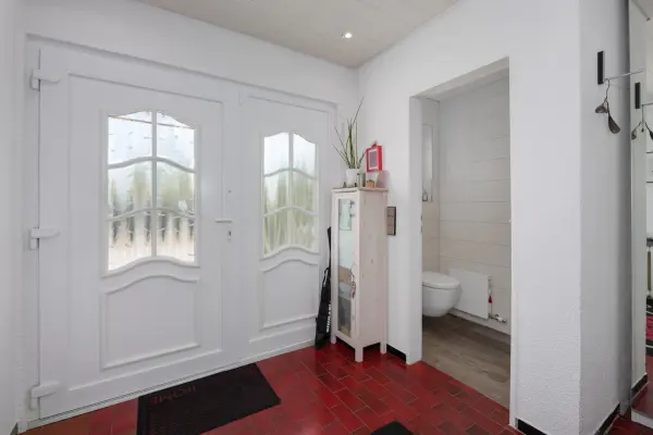 Eingangsbereich und separates WC EG der Immobilie: Familienfreundliches Reihenmittelhaus mit  Einliegerbereich und Garage (Foto)