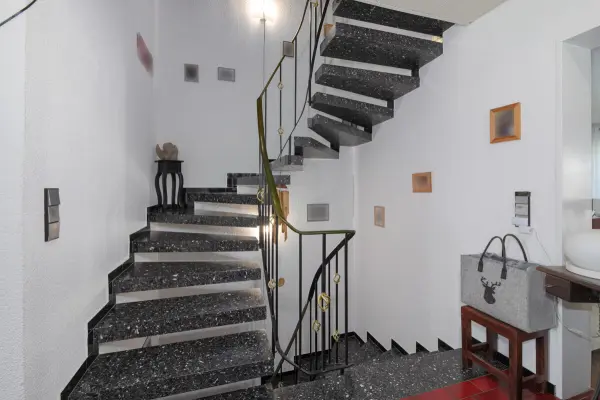 Treppenhaus EG der Immobilie: Familienfreundliches Reihenmittelhaus mit  Einliegerbereich und Garage (Foto)