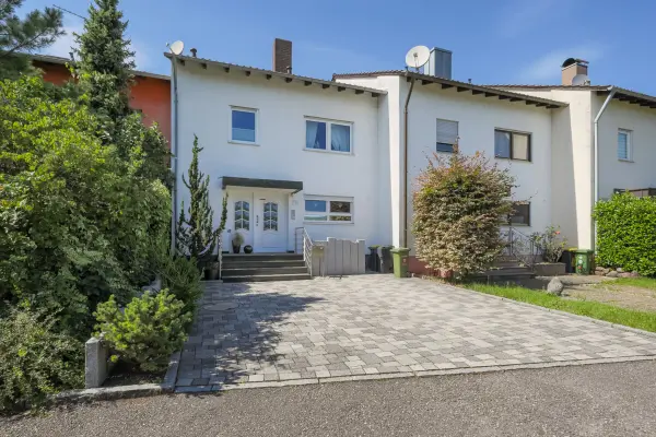 Straßenansicht der Immobilie: Familienfreundliches Reihenmittelhaus mit  Einliegerbereich und Garage (Foto)