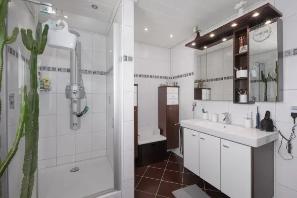 Badezimmer OG der Immobilie: Familienfreundliches Reihenmittelhaus mit  Einliegerbereich und Garage (Foto)