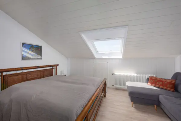 Schlafzimmer DG der Immobilie: Familienfreundliches Reihenmittelhaus mit  Einliegerbereich und Garage (Foto)