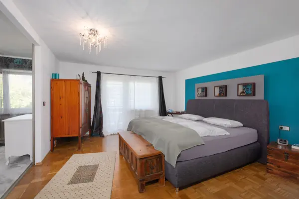 Schlafzimmer OG der Immobilie: Familienfreundliches Reihenmittelhaus mit  Einliegerbereich und Garage (Foto)