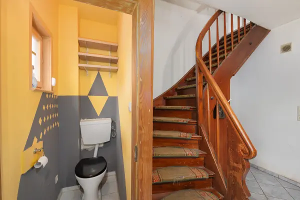 Separates WC und Treppenhaus EG