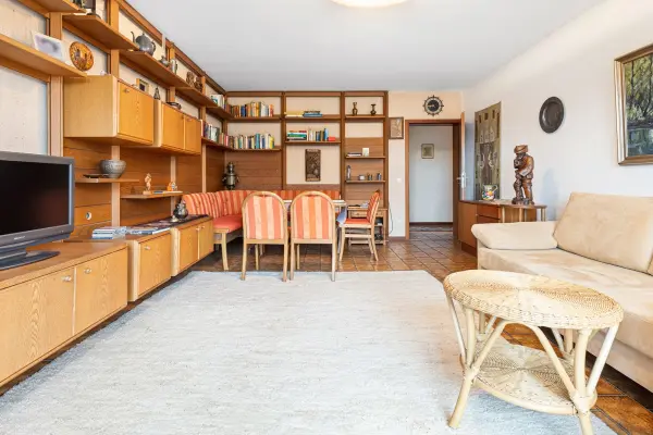 Wohnzimmerder Immobilien: Charmante 2-Zi.-ETW – Gut geschnitten & bereit für frischen Wind! (Foto)