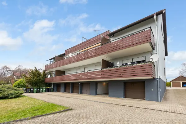 Außenansicht - Rückseiteder Immobilien: Charmante 2-Zi.-ETW – Gut geschnitten & bereit für frischen Wind! (Foto)