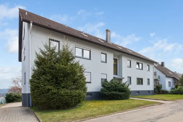 Außenansicht - Straßenseiteder Immobilien: Charmante 2-Zi.-ETW – Gut geschnitten & bereit für frischen Wind! (Foto)