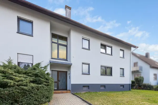Außenansicht - Straßenseiteder Immobilien: Charmante 2-Zi.-ETW – Gut geschnitten & bereit für frischen Wind! (Titelbild)