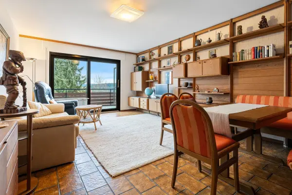 Wohnzimmerder Immobilien: Charmante 2-Zi.-ETW – Gut geschnitten & bereit für frischen Wind! (Foto)