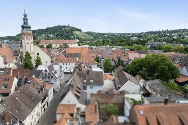 Ausblick auf Durlach mit dem Turmberg und der evangelischen Stadtkirche