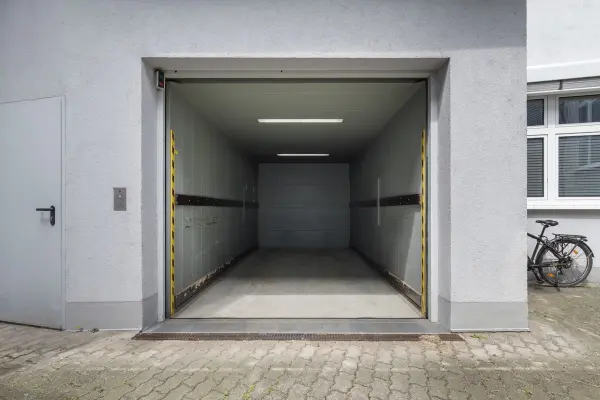 Autoaufzug zur Tiefgarage