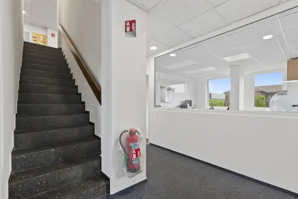 Büroeinheit Aufgang und Empfang der Immobilie: Investieren, wo die Stadt pulsiert – Multi-Use-Immobilie mit Top-Sanierungstandard (Foto)