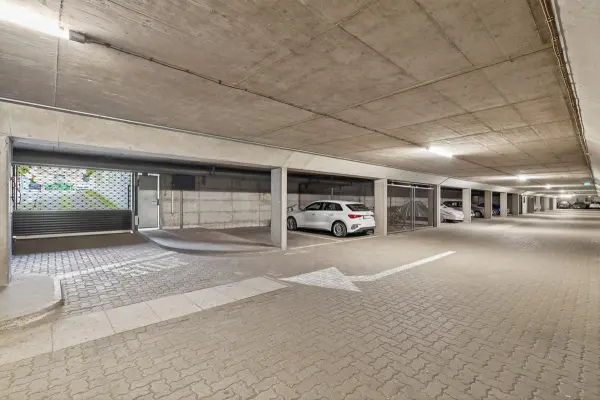 Tiefgarage der Immobilie: Investieren, wo die Stadt pulsiert – Multi-Use-Immobilie mit Top-Sanierungstandard (Foto)