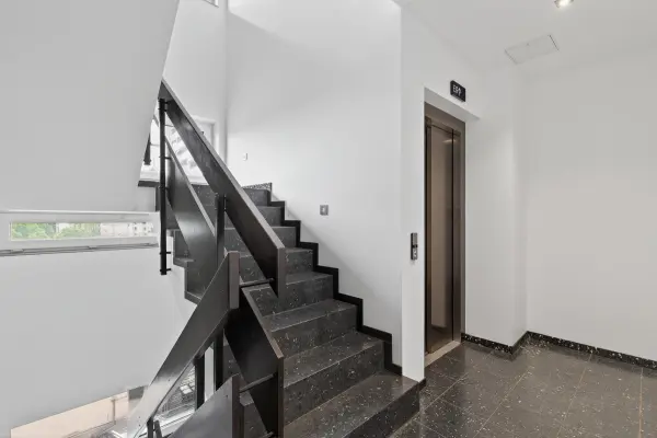 Treppenhaus mit Aufzug der Immobilie: Investieren, wo die Stadt pulsiert – Multi-Use-Immobilie mit Top-Sanierungstandard (Foto)