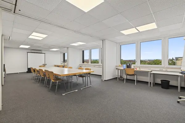 Büroeinheit Konferenzraum der Immobilie: Investieren, wo die Stadt pulsiert – Multi-Use-Immobilie mit Top-Sanierungstandard (Foto)