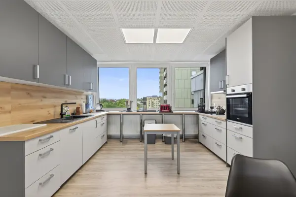Büroeinheit Mitarbeiterküche der Immobilie: Investieren, wo die Stadt pulsiert – Multi-Use-Immobilie mit Top-Sanierungstandard (Foto)