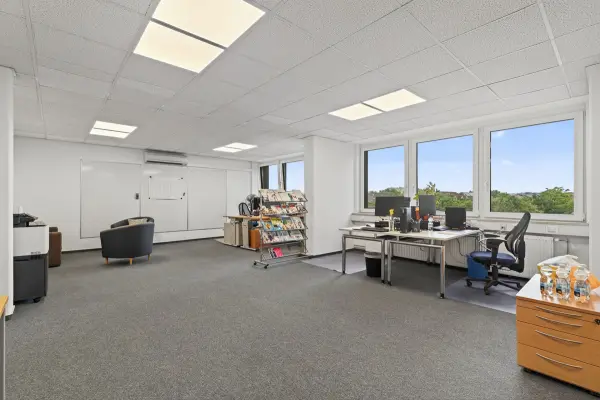 Büroeinheit Großraumbüro der Immobilie: Investieren, wo die Stadt pulsiert – Multi-Use-Immobilie mit Top-Sanierungstandard (Foto)