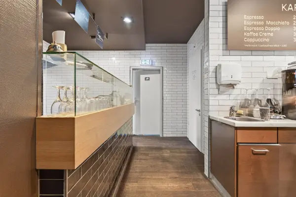 Gewerbeeinheit Theke der Immobilie: Investieren, wo die Stadt pulsiert – Multi-Use-Immobilie mit Top-Sanierungstandard (Foto)