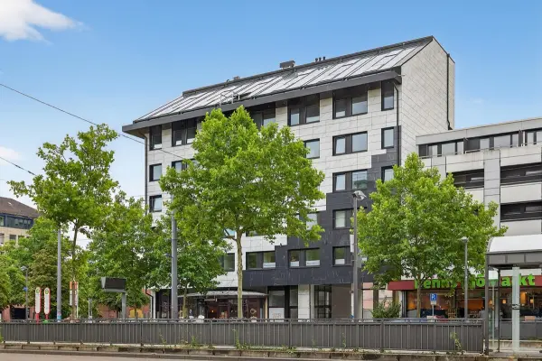 Frontfassade 2 der Immobilie: Investieren, wo die Stadt pulsiert – Multi-Use-Immobilie mit Top-Sanierungstandard (Foto)