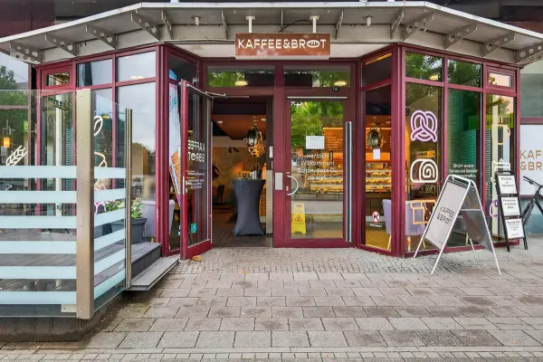 Gewerbeeinheit Eingang der Immobilie: Investieren, wo die Stadt pulsiert – Multi-Use-Immobilie mit Top-Sanierungstandard (Foto)