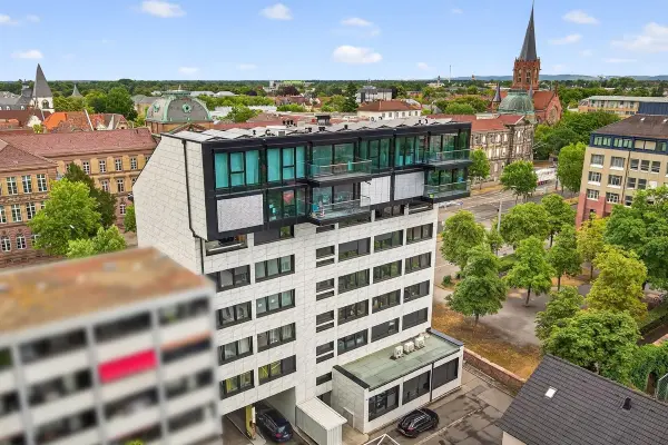 Luftbild Rückfassade der Immobilie: Investieren, wo die Stadt pulsiert – Multi-Use-Immobilie mit Top-Sanierungstandard (Foto)