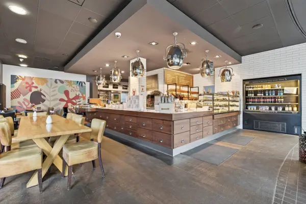 Gewerbeeinheit Verkaufstresen der Immobilie: Investieren, wo die Stadt pulsiert – Multi-Use-Immobilie mit Top-Sanierungstandard (Foto)