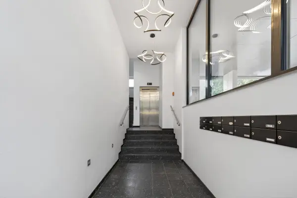 Hausentrée der Immobilie: Investieren, wo die Stadt pulsiert – Multi-Use-Immobilie mit Top-Sanierungstandard (Foto)