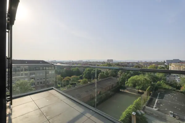 Aufstockung Balkon mit Fernblick über Karlsruhe der Immobilie: Investieren, wo die Stadt pulsiert – Multi-Use-Immobilie mit Top-Sanierungstandard (Foto)