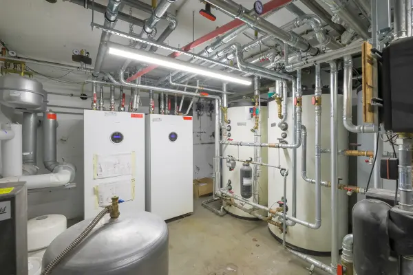 Technikraum mit moderner Heizung der Immobilie: Investieren, wo die Stadt pulsiert – Multi-Use-Immobilie mit Top-Sanierungstandard (Foto)