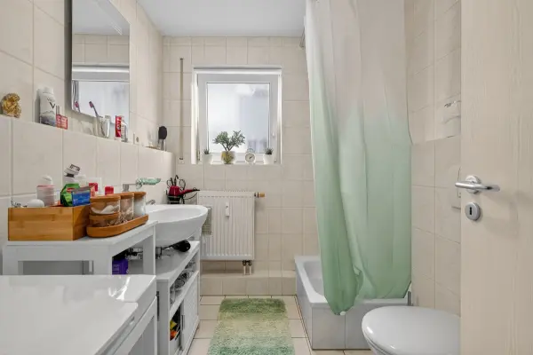 Tageslichtbad der Immobilie: Licht, Luft & Lebensqualität – perfekt geschnittene 2-Zimmer-Wohnung (Foto)