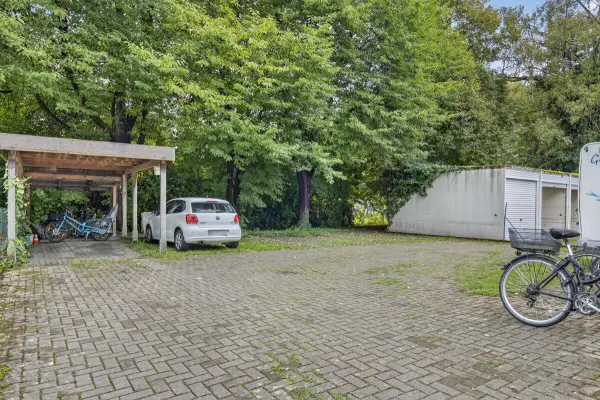 Hof mit Stellplätzen der Immobilie: Licht, Luft & Lebensqualität – perfekt geschnittene 2-Zimmer-Wohnung (Foto)