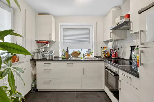 Offene Küche der Immobilie: Licht, Luft & Lebensqualität – perfekt geschnittene 2-Zimmer-Wohnung (Foto)