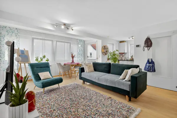 Wohnzimmer der Immobilie: Licht, Luft & Lebensqualität – perfekt geschnittene 2-Zimmer-Wohnung (Titelbild)