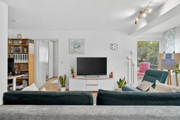 Wohnzimmer der Immobilie: Licht, Luft & Lebensqualität – perfekt geschnittene 2-Zimmer-Wohnung (Foto)