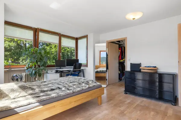 Blick zum begehbaren Kleiderschrank