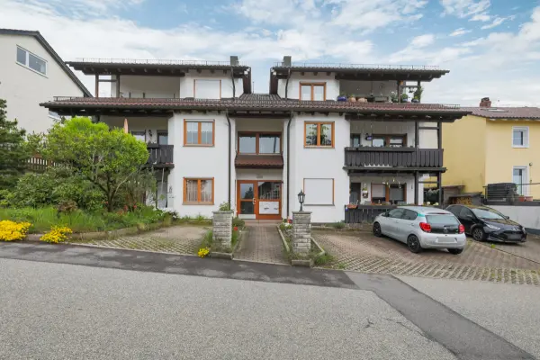 Straßenansicht der Immobilie: Attraktive 1-Zi.-ETW - Ruhiges Wohnen unter dem Dach (Foto)