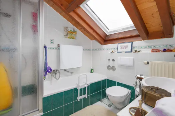 Badezimmer der Immobilie: Attraktive 1-Zi.-ETW - Ruhiges Wohnen unter dem Dach (Foto)