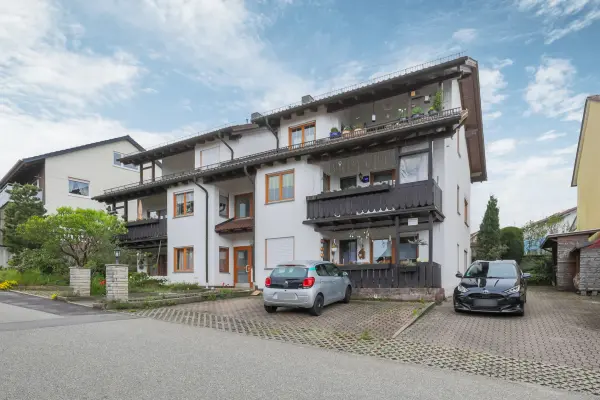 Straßenansicht der Immobilie: Attraktive 1-Zi.-ETW - Ruhiges Wohnen unter dem Dach (Foto)