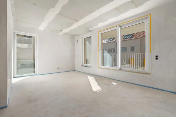 Wohn-Esszimmer mit Zugang zum Balkon der Immobilie: Schlüsselfertiges Dreifamilienhaus mit Zukunft – klare Architektur, flexibel nutzbar (Foto)