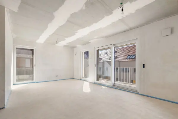 Wohn-und Esszimmer mit Zugang zum Balkon Einheit Nr. 2