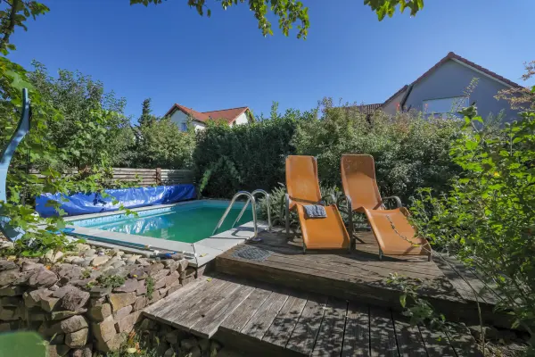 Pool der Immobilie: Frei stehendes KfW-40 Haus mit Pool und Garten in Neureut-Kirchfeld (Foto)