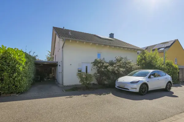 Straßenansicht der Immobilie: Frei stehendes KfW-40 Haus mit Pool und Garten in Neureut-Kirchfeld (Foto)