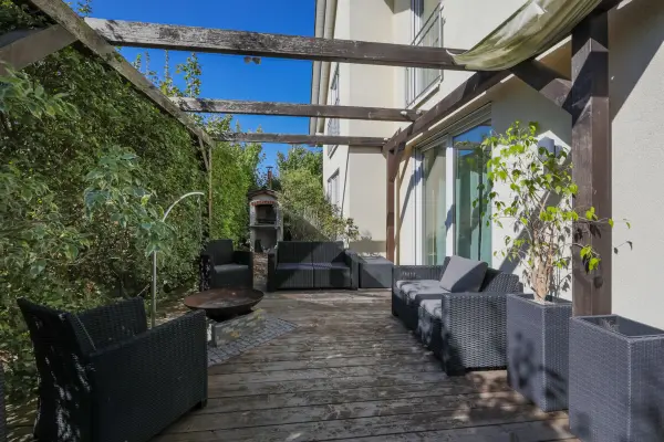 Terrasse mit Feuerstelle und Schwenkgrill der Immobilie: Frei stehendes KfW-40 Haus mit Pool und Garten in Neureut-Kirchfeld (Foto)