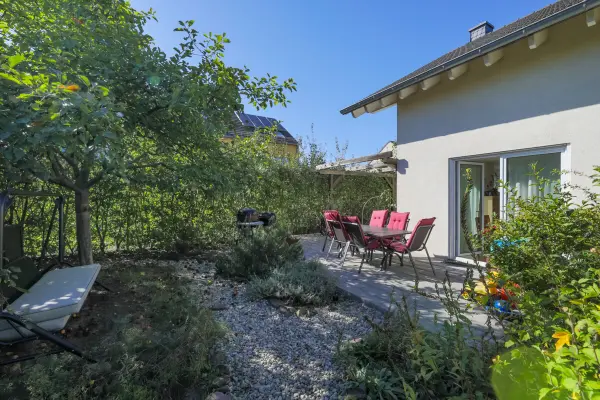Rückansicht, Terrasse und Garten der Immobilie: Frei stehendes KfW-40 Haus mit Pool und Garten in Neureut-Kirchfeld (Foto)