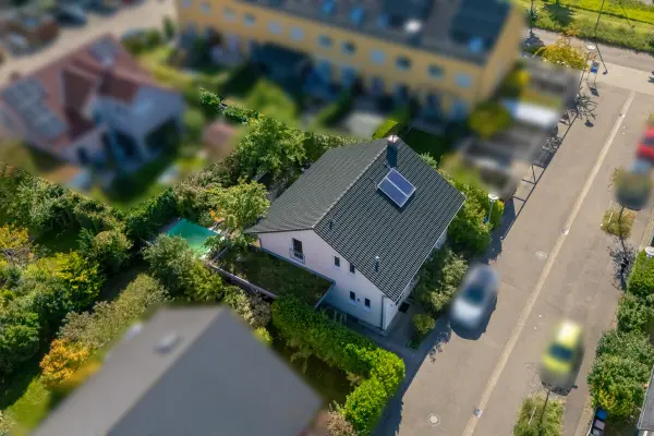 Luftansicht der Immobilie: Frei stehendes KfW-40 Haus mit Pool und Garten in Neureut-Kirchfeld (Titelbild)